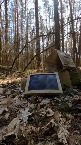 Ormandaki bir hurdalıkta bilgisayarın dikey videosu, yavaş çekim. — Stok video