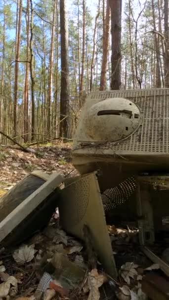 Vertikal video av datorn på en skrotupplag i skogen, slow motion — Stockvideo