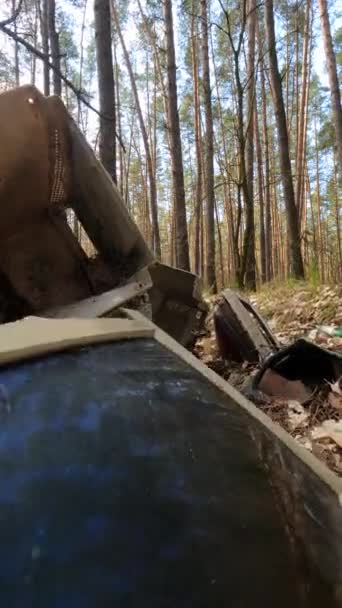 Video verticale del computer in una discarica nella foresta, rallentatore — Video Stock