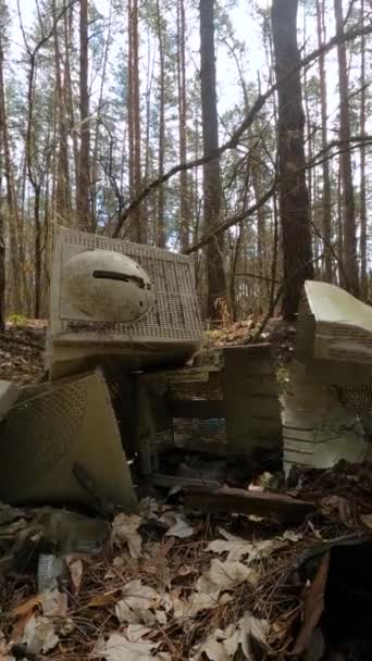 숲의 쓰레기장에 있는 컴퓨터의 수직 영상, 느린 동작 — 비디오
