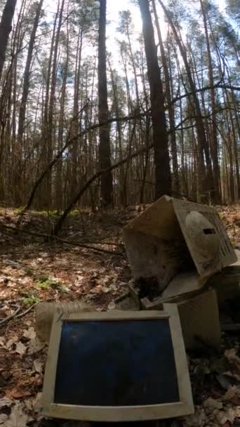 森の中のジャンクヤードでコンピュータの垂直ビデオ,スローモーション — ストック動画
