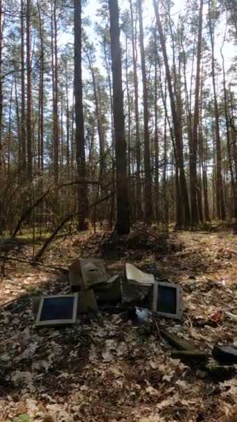 Vertikal video av datorn på en skrotupplag i skogen, slow motion — Stockvideo