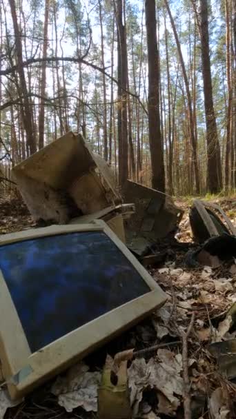 Ormandaki bir hurdalıkta bilgisayarın dikey videosu, yavaş çekim. — Stok video