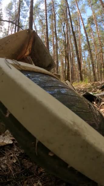 Vídeo vertical de la computadora en un depósito de chatarra en el bosque, cámara lenta — Vídeos de Stock