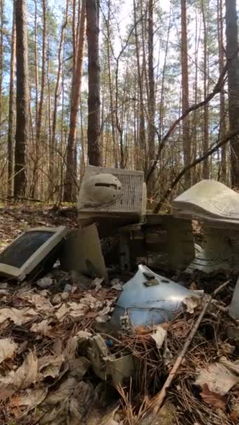 Vídeo vertical de la computadora en un depósito de chatarra en el bosque, cámara lenta — Vídeos de Stock
