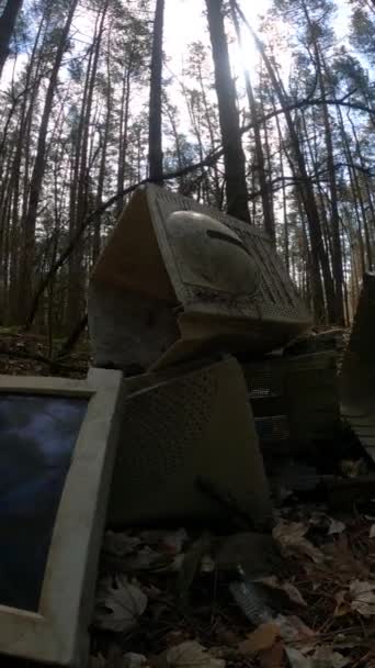 Vídeo vertical do computador em um ferro-velho na floresta, câmera lenta — Vídeo de Stock