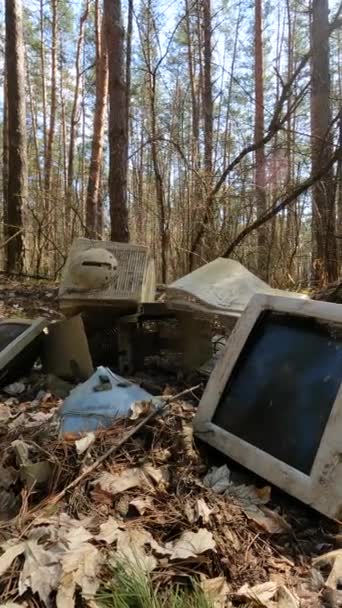 森の中のジャンクヤードでコンピュータの垂直ビデオ,スローモーション — ストック動画