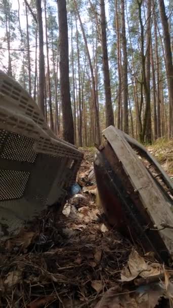 森林里的垃圾场里的计算机的垂直视频，慢动作 — 图库视频影像