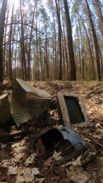 Vídeo vertical do computador em um ferro-velho na floresta — Vídeo de Stock