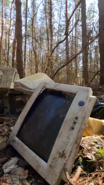 Vertical video of the computer in a junkyard in the forest — Stock Video