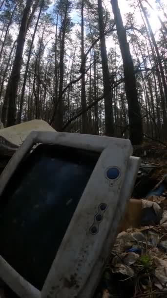 Vídeo vertical do computador em um ferro-velho na floresta — Vídeo de Stock