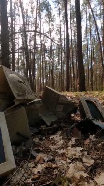 Vertical video of the computer in a junkyard in the forest — Stock Video