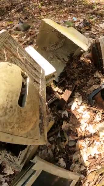 Vídeo vertical de la computadora en un depósito de chatarra en el bosque — Vídeos de Stock