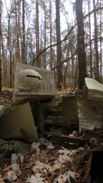 Vertikal video av datorn på en skrotupplag i skogen — Stockvideo