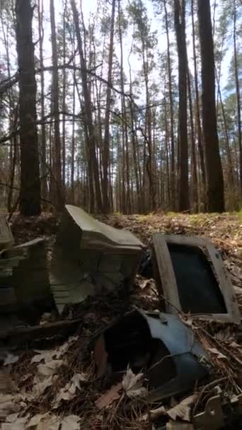 Vertikales Video des Computers auf einem Schrottplatz im Wald — Stockvideo