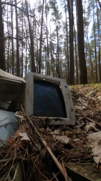 Ormandaki bir hurdalıkta bilgisayarın dikey videosu — Stok video