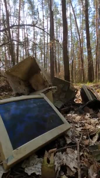 Vertikales Video des Computers auf einem Schrottplatz im Wald — Stockvideo