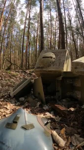 Pionowe wideo z komputera na złomowisku w lesie — Wideo stockowe