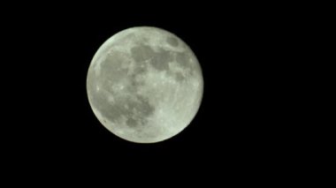Gece gökyüzünde dolunay