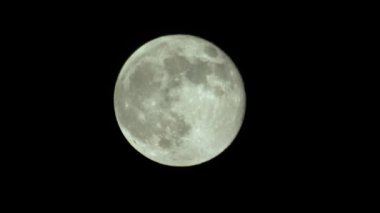 Gece gökyüzünde dolunay