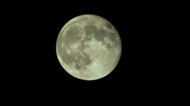 Gece gökyüzünde dolunay