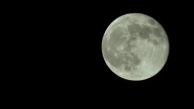 Gece gökyüzünde dolunay