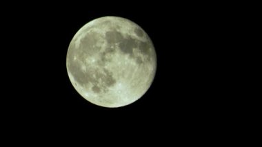 Gece gökyüzünde dolunay