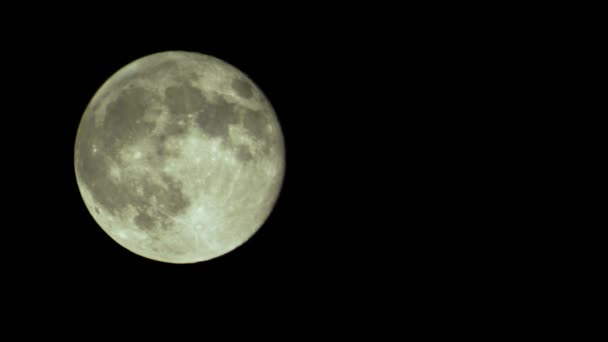 Luna llena en el cielo nocturno — Vídeos de Stock