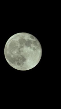 Gece gökyüzünde dolunayın dikey videosu