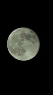 Gece gökyüzünde dolunayın dikey videosu