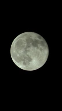 Gece gökyüzünde dolunayın dikey videosu