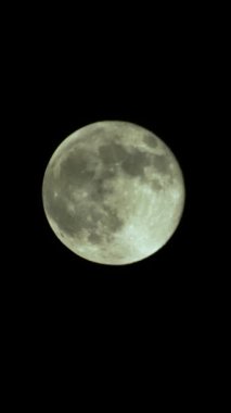 Gece gökyüzünde dolunayın dikey videosu