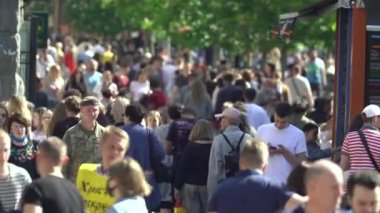 Ukrayna 'nın başkenti Kyiv' de bir sokak dolusu insan..