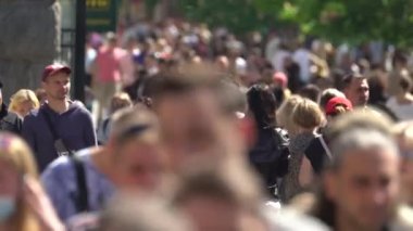 Ukrayna 'nın başkenti Kyiv' de bir sokak dolusu insan..