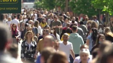 Ukrayna 'nın başkenti Kyiv' de bir sokak dolusu insan..