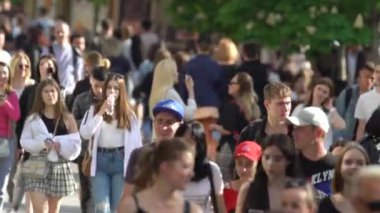 Ukrayna 'nın başkenti Kyiv' de bir sokak dolusu insan..