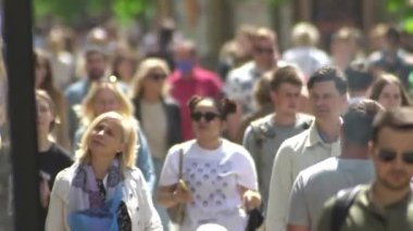 Ukrayna 'nın başkenti Kyiv' de bir sokak dolusu insan..