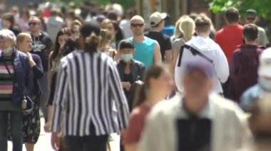 Ukrayna 'nın başkenti Kyiv' de bir sokak dolusu insan..