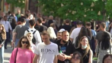 Ukrayna 'nın başkenti Kyiv' de bir sokak dolusu insan..