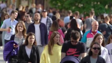 Ukrayna 'nın başkenti Kyiv' de bir sokak dolusu insan..