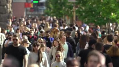 Ukrayna 'nın başkenti Kyiv' de bir sokak dolusu insan..