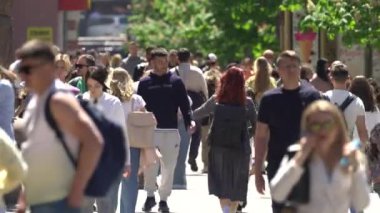 Ukrayna 'nın başkenti Kyiv' de bir sokak dolusu insan..