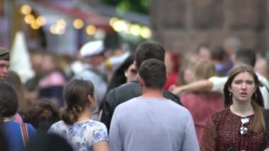 Ukrayna 'nın başkenti Kyiv' de bir sokak dolusu insan..