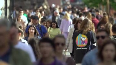 Ukrayna 'nın başkenti Kyiv' de bir sokak dolusu insan..