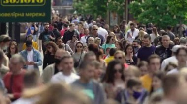 Ukrayna 'nın başkenti Kyiv' de bir sokak dolusu insan..