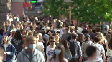 Ukrayna 'nın başkenti Kyiv' de bir sokak dolusu insan..