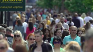 Ukrayna 'nın başkenti Kyiv' de bir sokak dolusu insan..