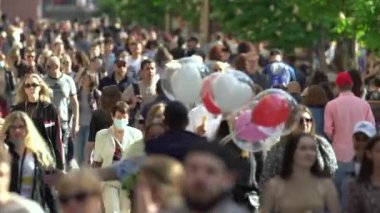 Ukrayna 'nın başkenti Kyiv' de bir sokak dolusu insan..