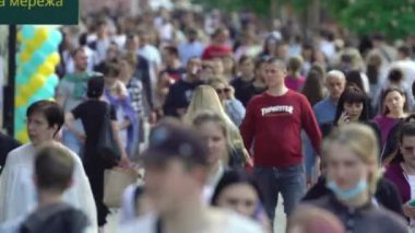 Ukrayna 'nın başkenti Kyiv' de bir sokak dolusu insan..