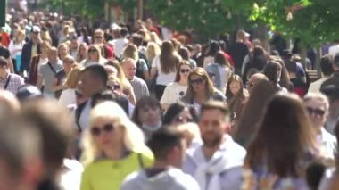 Ukrayna 'nın başkenti Kyiv' de bir sokak dolusu insan..